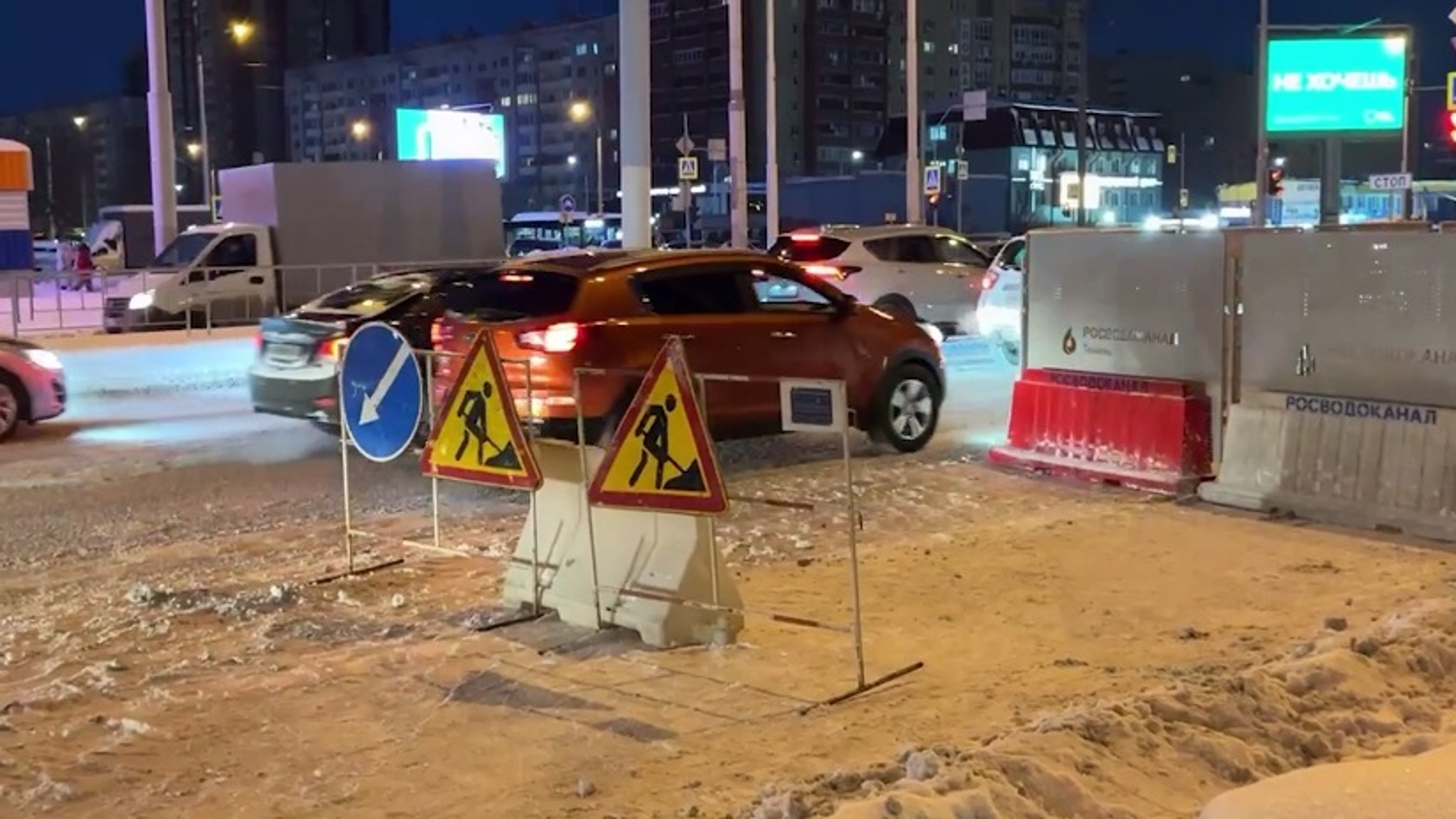 Последствия коммунальной аварии устраняют на одном из самых оживленных перекрестков Тюмени