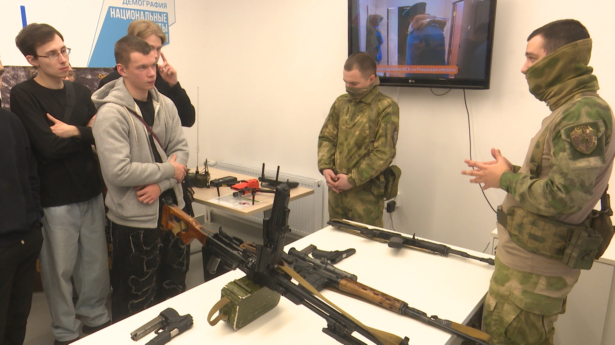 Студенты Пскова познакомились с профессией пограничника на Дне открытых дверей Погрануправления ФСБ