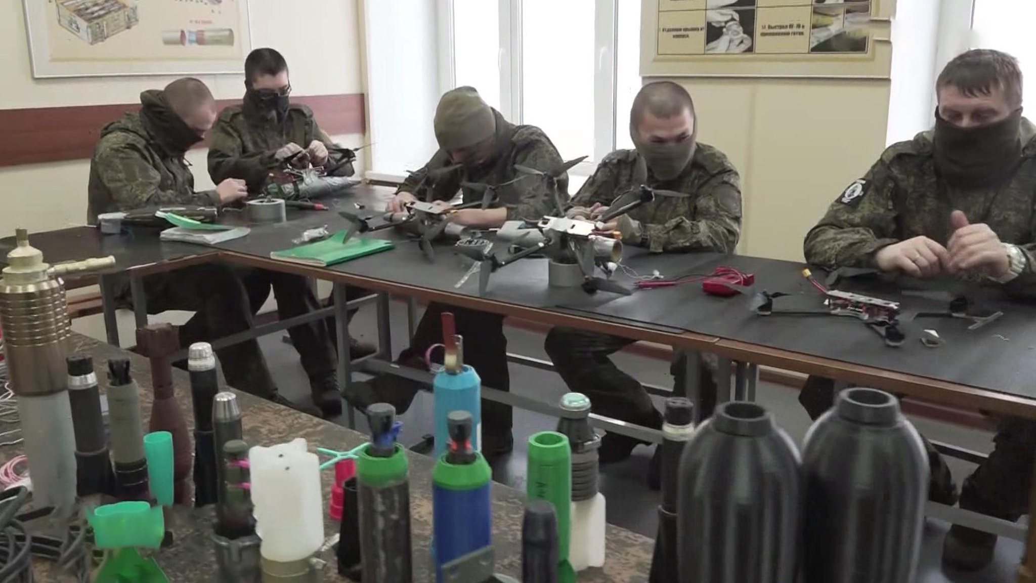 Под Петербургом больше сотни добровольцев осваивают азы управления БПЛА