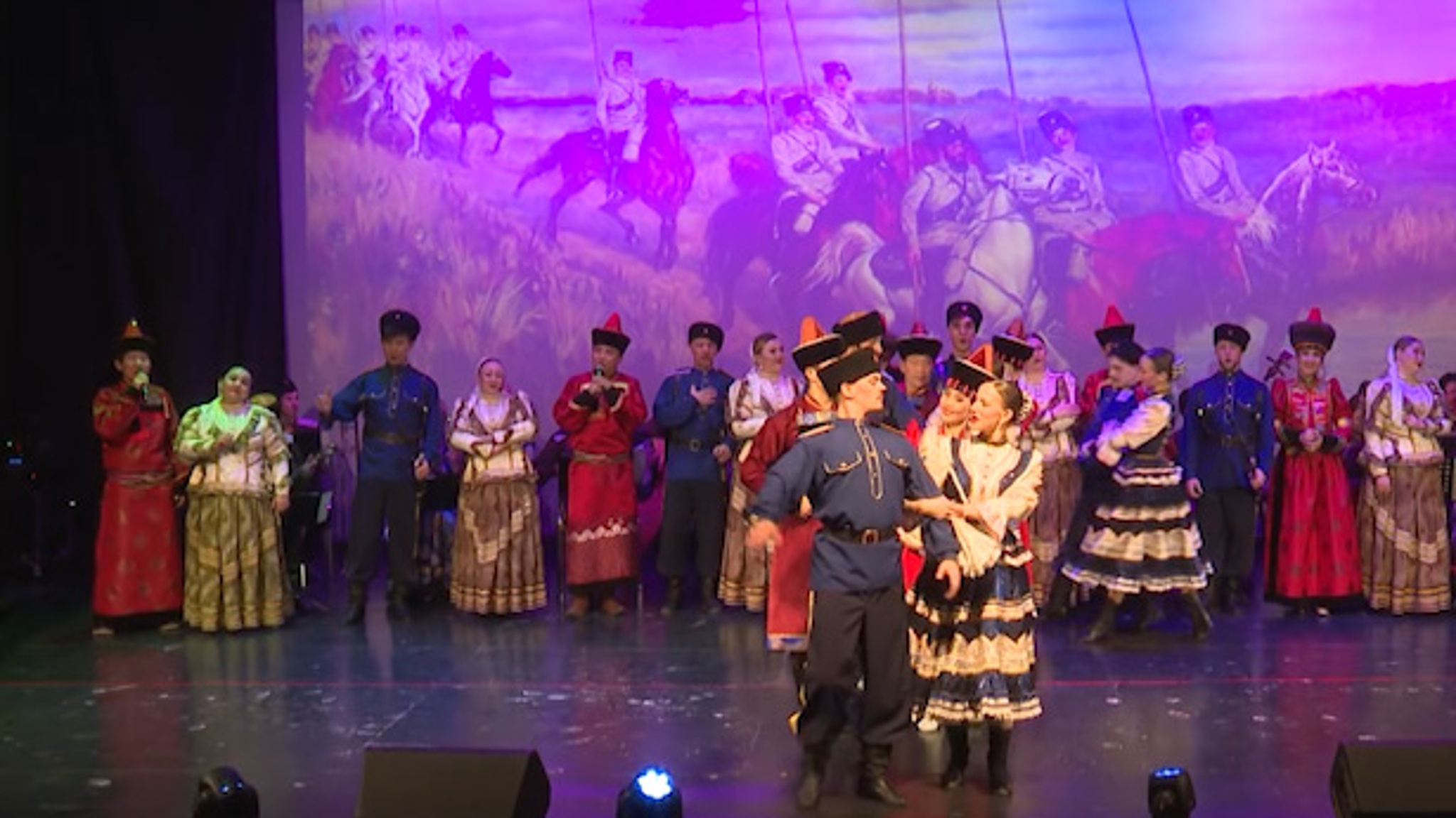 В Агинском прошёл совместный концерт театра «Амар Сайн» и ансамбля «Забайкальские казаки»