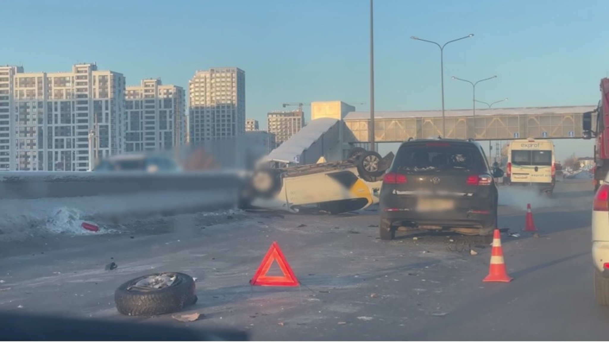 Авария с перевертышем произошла на тюменской объездной дороге