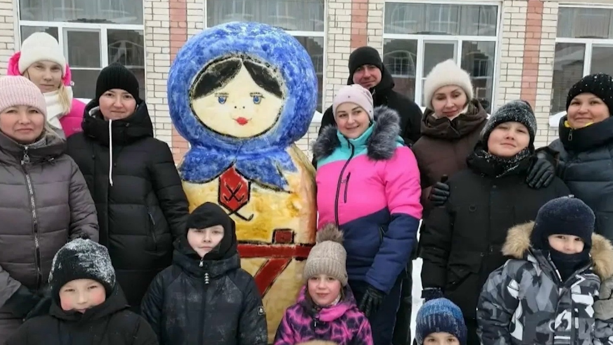 Снежных матрёшек в национальных костюмах создали школьники в Йошкар-Оле