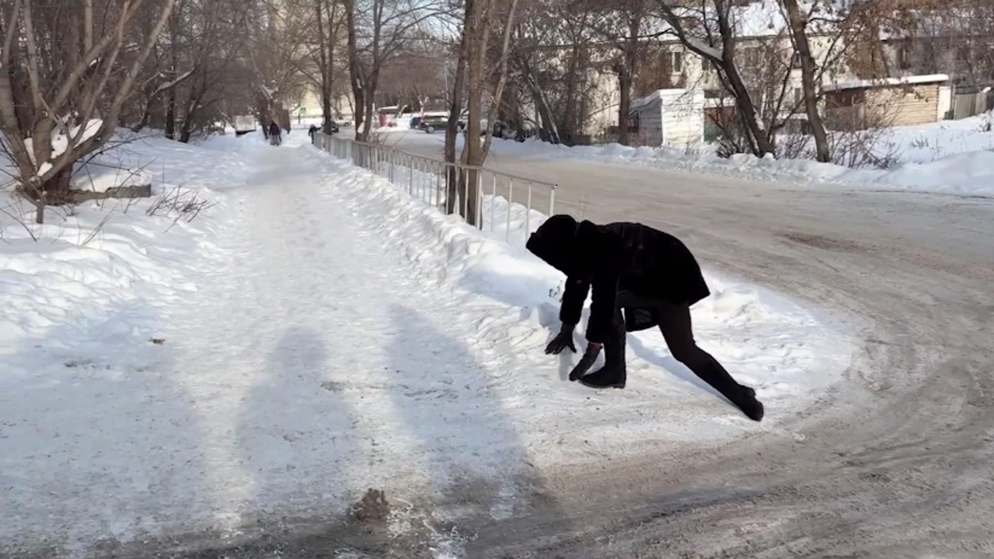 Дорога домой для жителей тюменского двора на Лесобазе стала настоящим испытанием