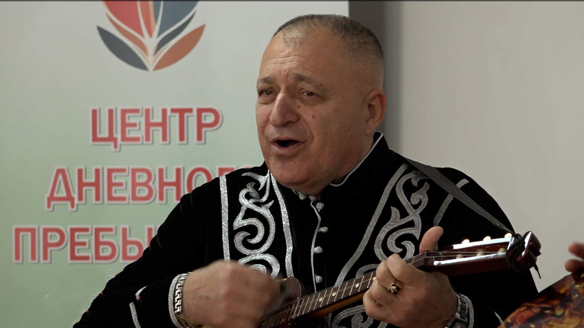 Роман Джихаев удостоен звания "Заслуженный работник культуры РСО-А" и награжден медалью "Во Славу Осетии"