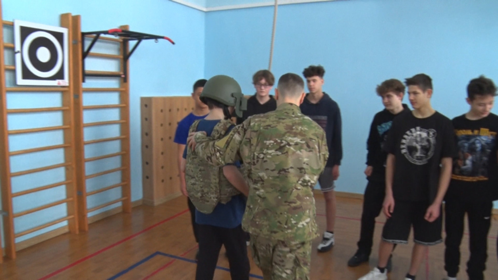 Полсотни благовещенских школьников научились правильно надевать бронежилет и разбирать автомат