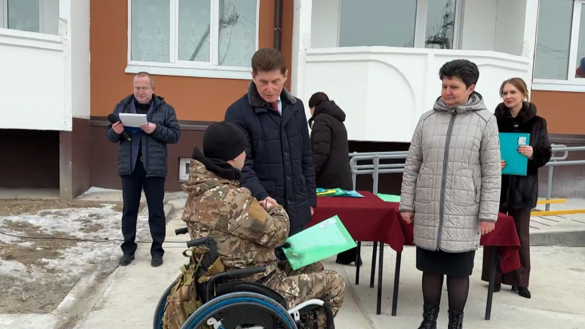 Олег Кожемяко вручил ключи от квартир сиротам в Ханкайском округе