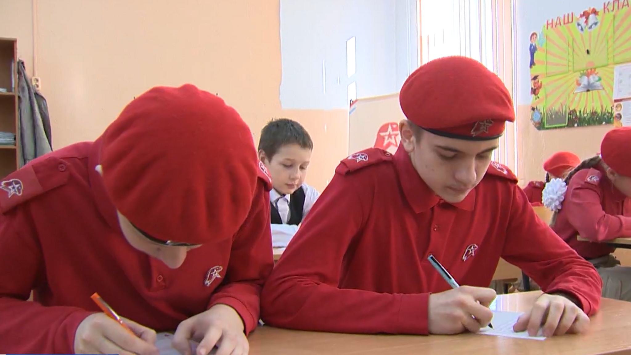 Юнармейцы в углекаменской школе пишут письма бойцам в зону СВО