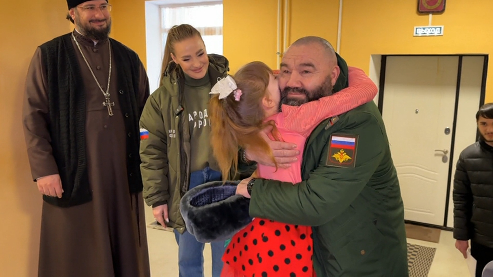 В ЛНР комбат навестил девочку, которую вывез из опасного района