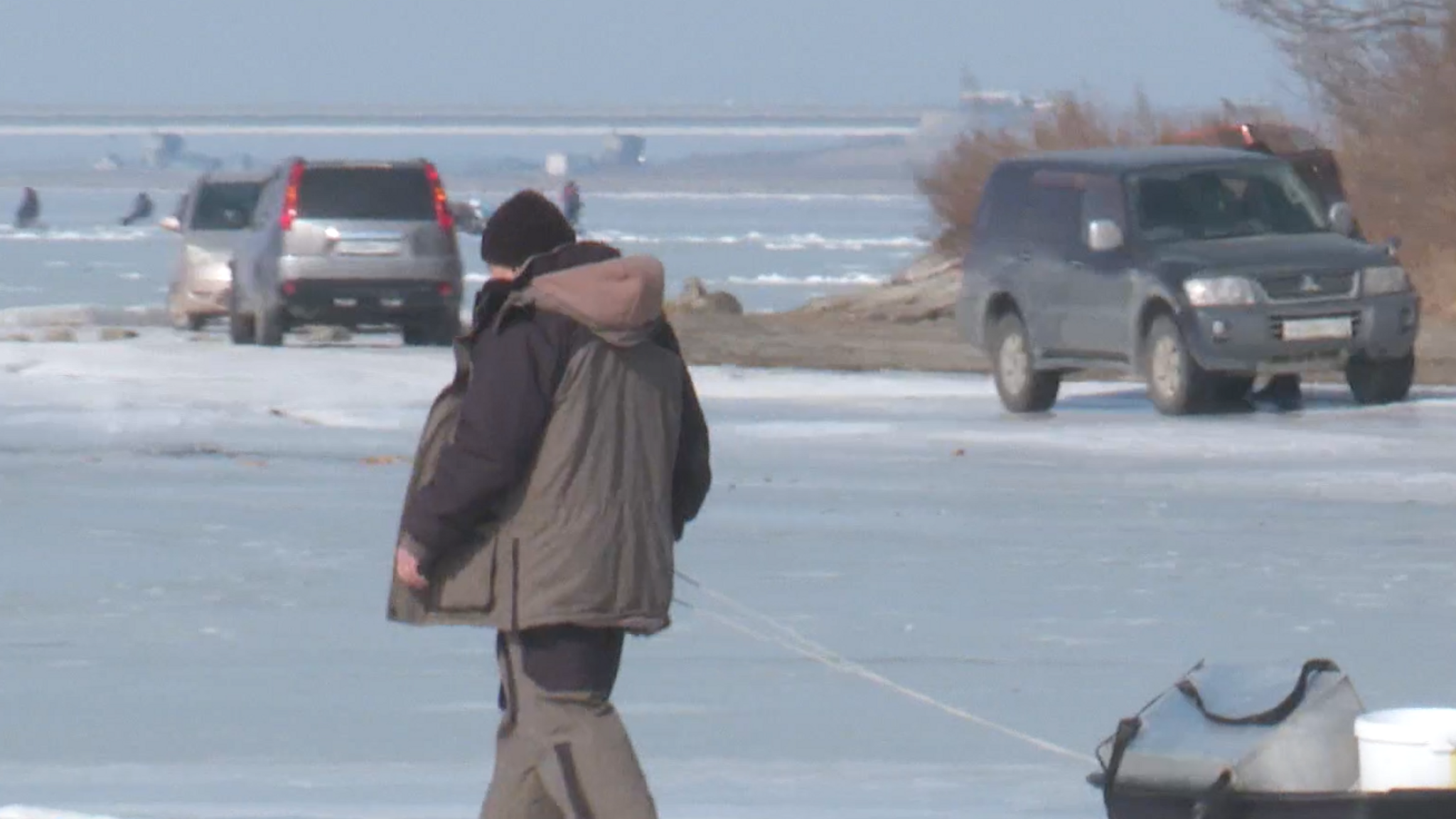 «Прадик» как наживка: чем рыбаки во Владивостоке готовы рискнуть ради парной селедки