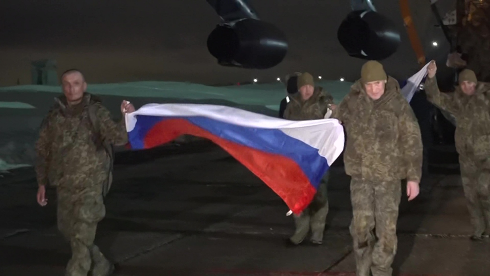 Освобожденные из украинского плена военные вернулись в Россию