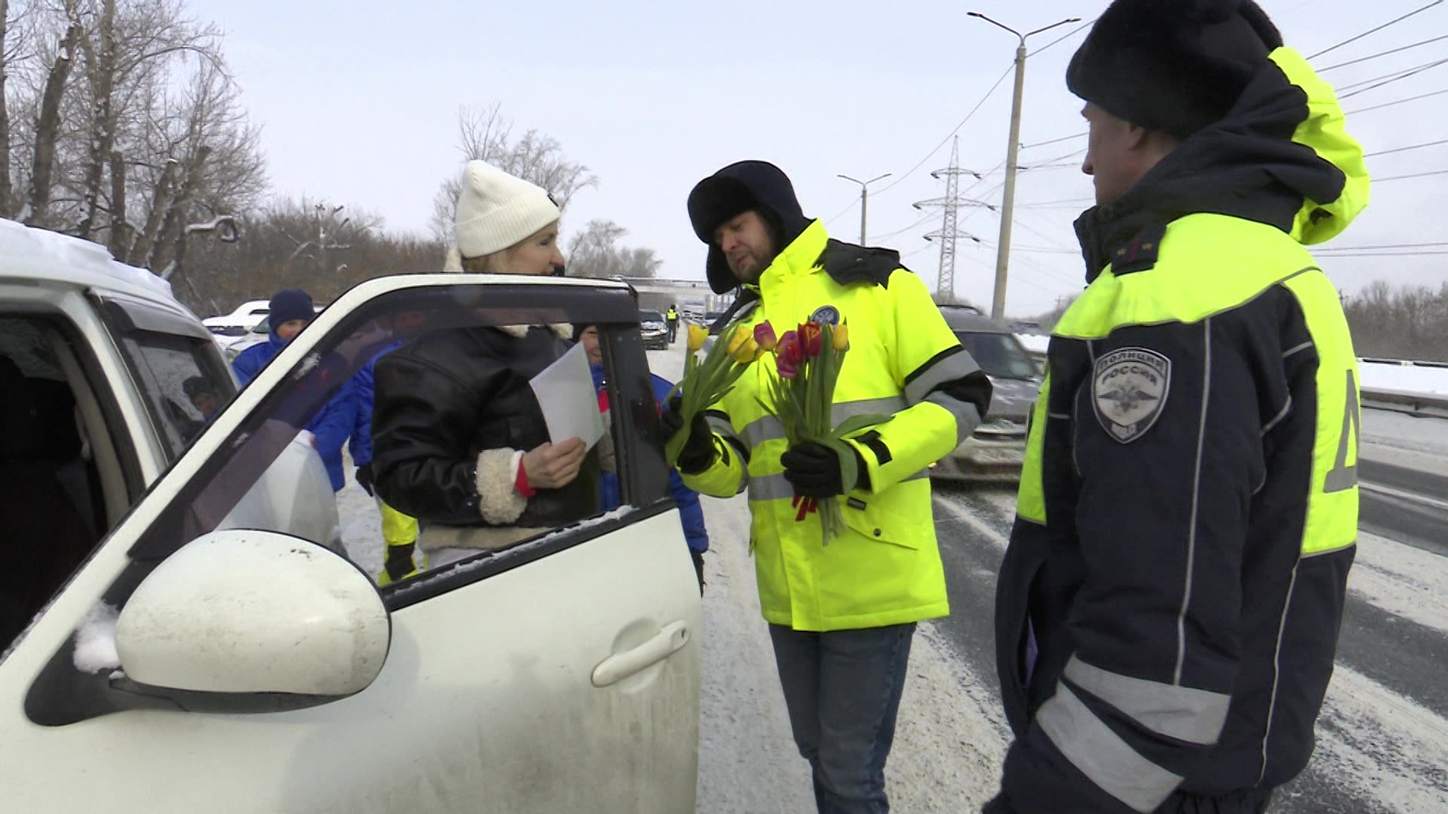 Сотрудники ГАИ и дорожники вручили цветы женщинам-водителям в Челябинске