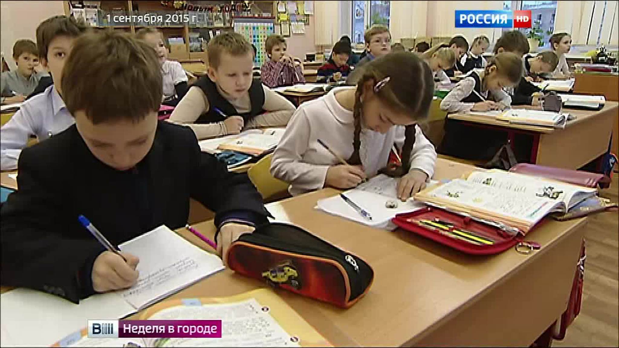 За парты в День знаний сели более миллиона московских школьников