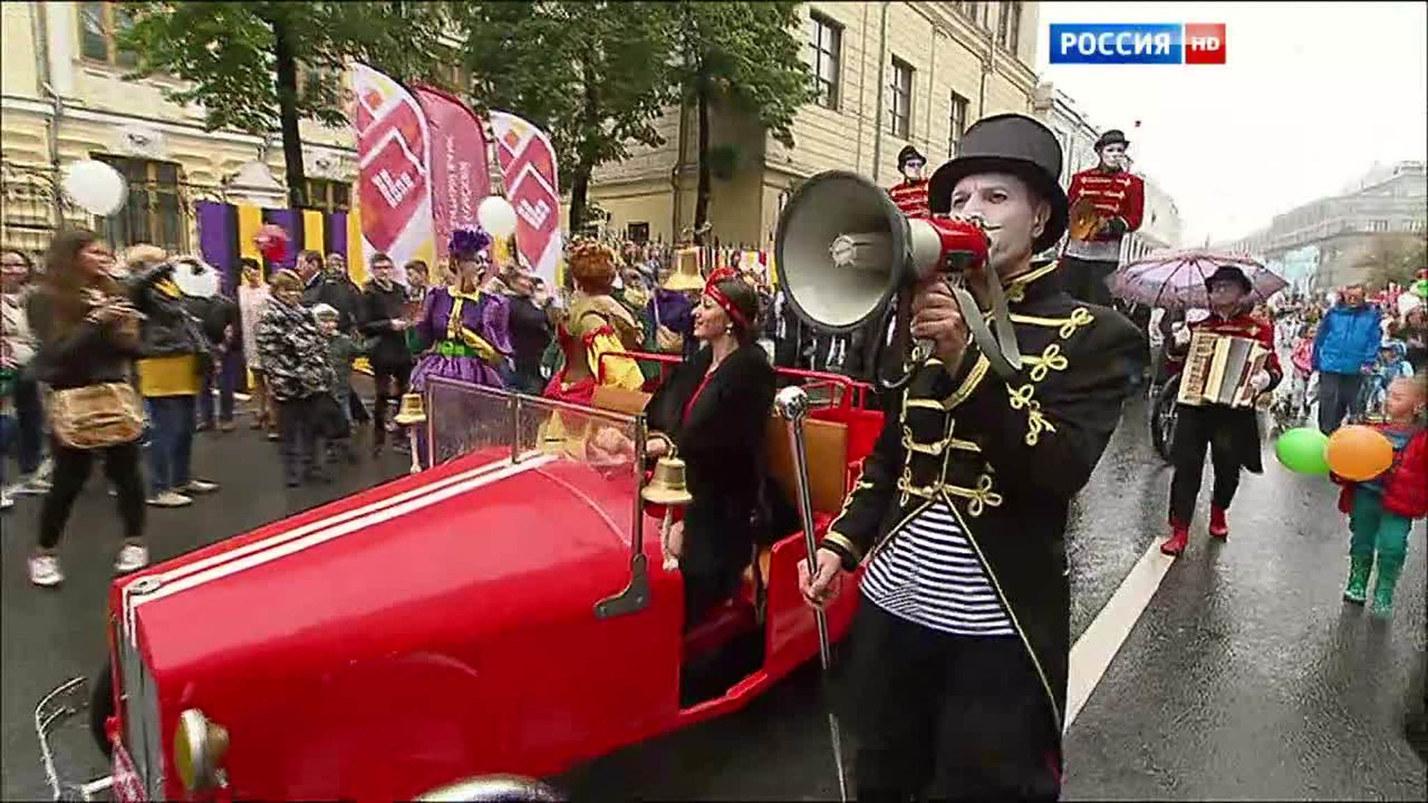 Мюзиклы, стихи и концерты: День города в Москве продолжается