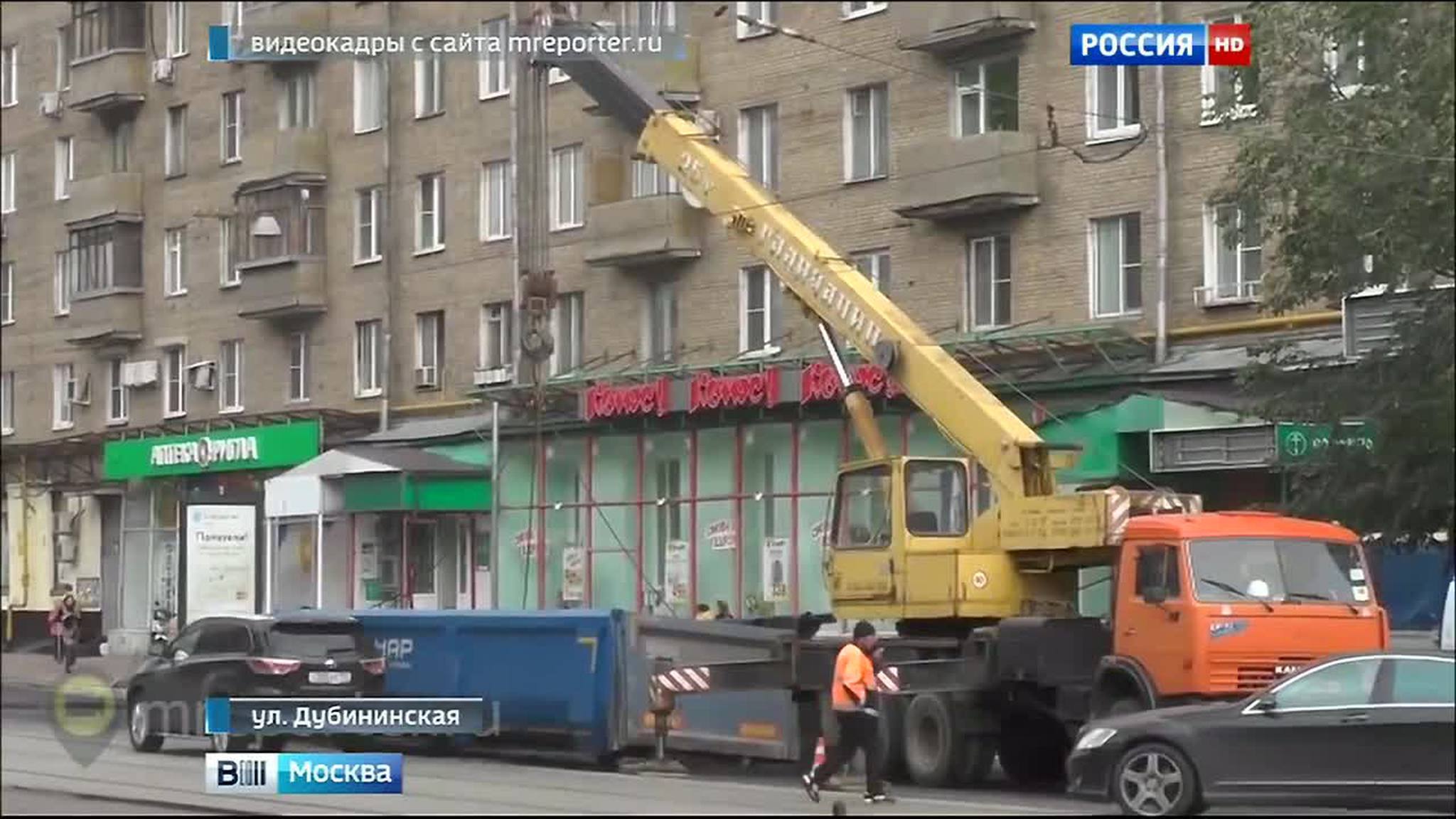 На Дубининской улице в Москве опрокинулся грузовик с асфальтом
