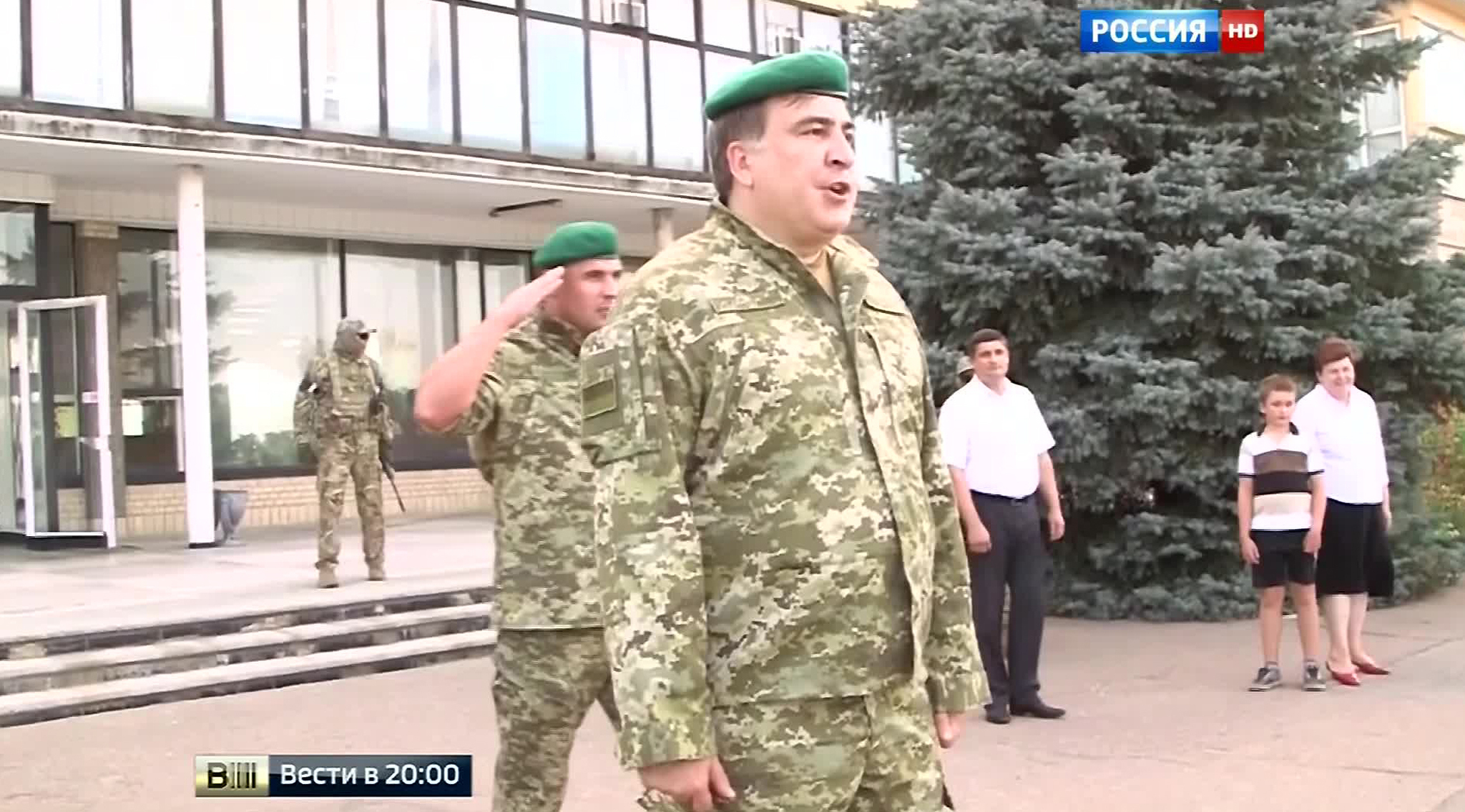 Крымское братание: украинским десантникам вернули арбуз и сало, но горилку уничтожили