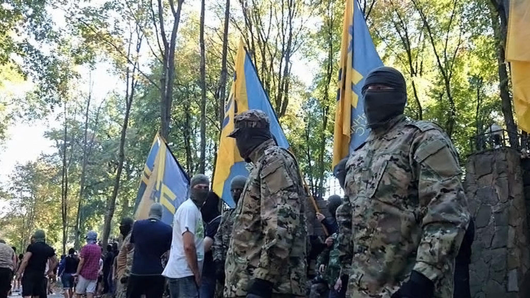 Двести человек в балаклавах попытались взять штурмом горсовет Харькова