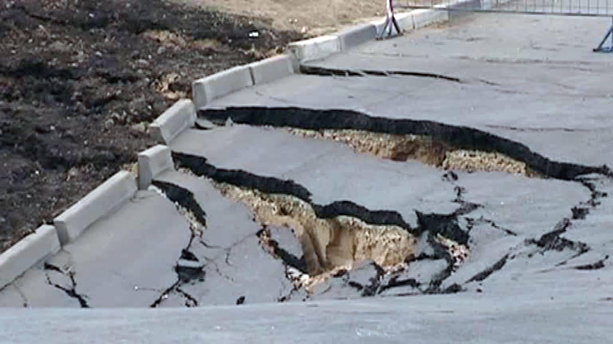 В Нижнем Новгороде на оживленной улице образовался провал грунта