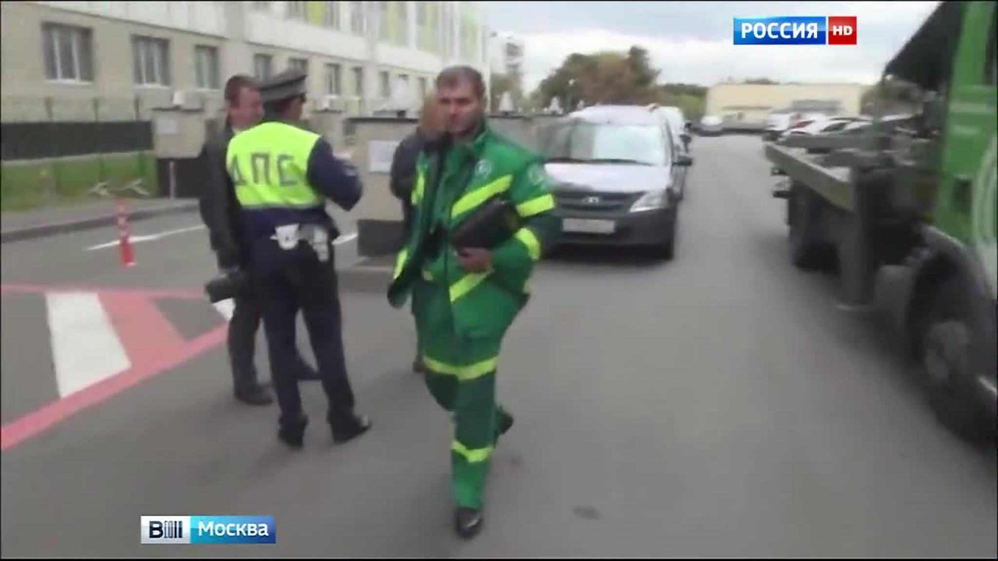 В московский двор, внезапно расчерченный под парковку для инвалидов, пришли эвакуаторы
