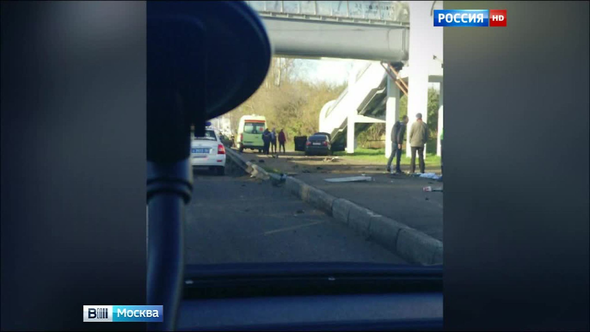 В Балашихе автомобиль протаранил автобусную остановку, один человек погиб