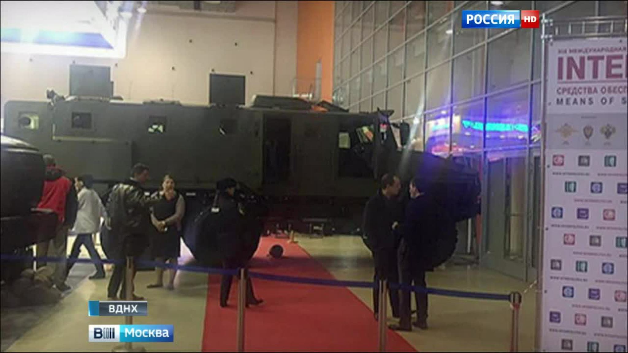 На выставке "Интерполитех" на ВДНХ грузовик съехал со стенда