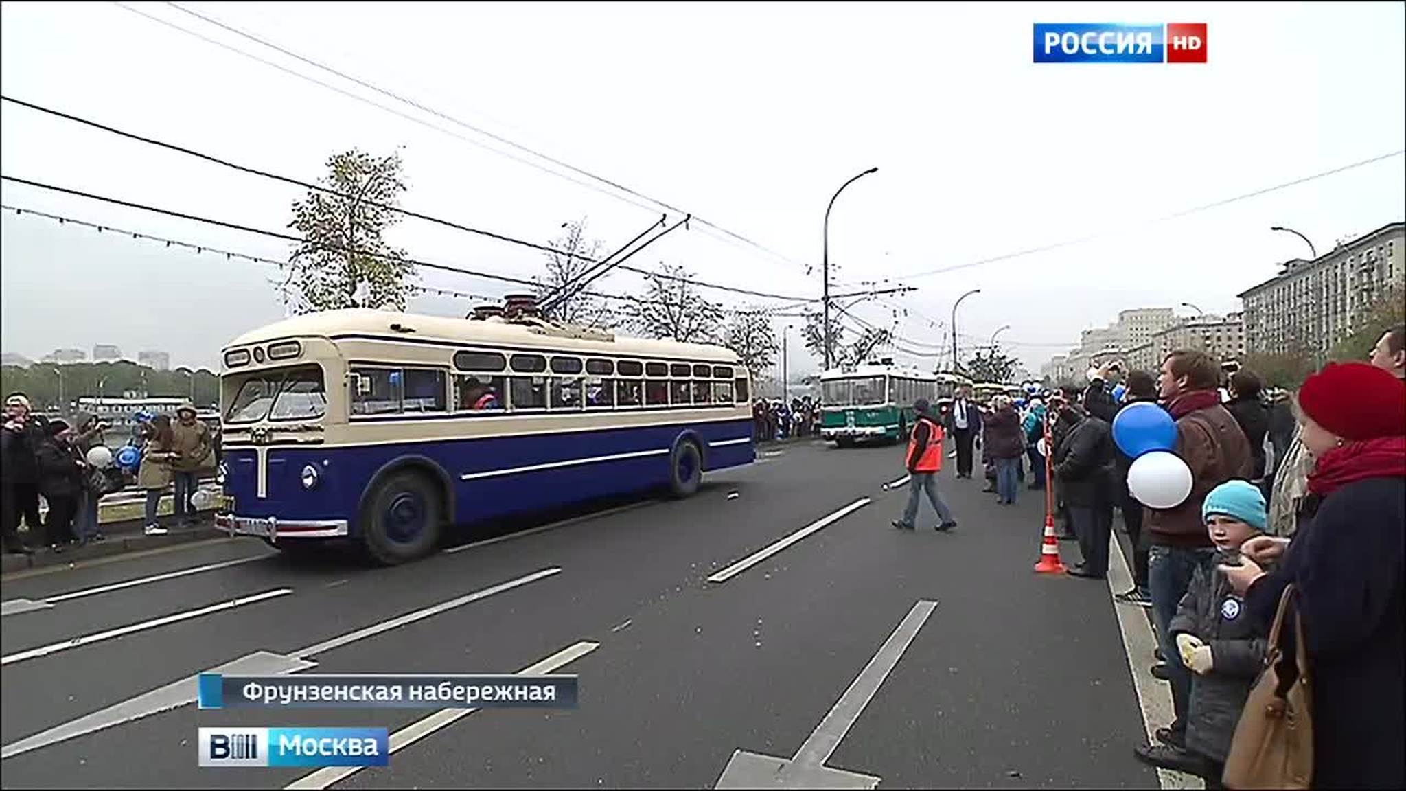 Московскому троллейбусу - 82 года: тысячи людей пришли на парад ретро-техники