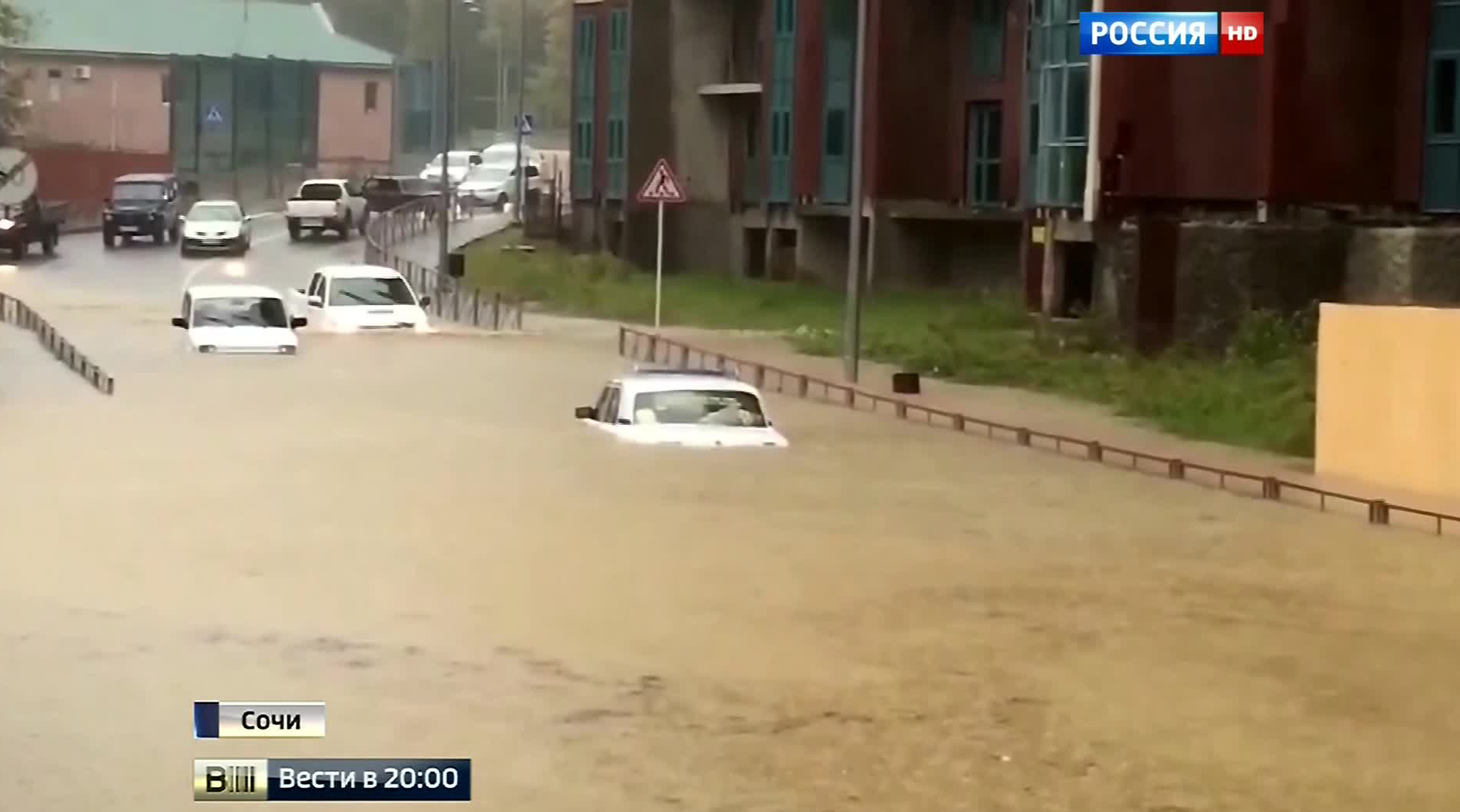 Сочи под водой: 15-часовой ливень привел к заторам на дорогах и приостановке авиасообщения