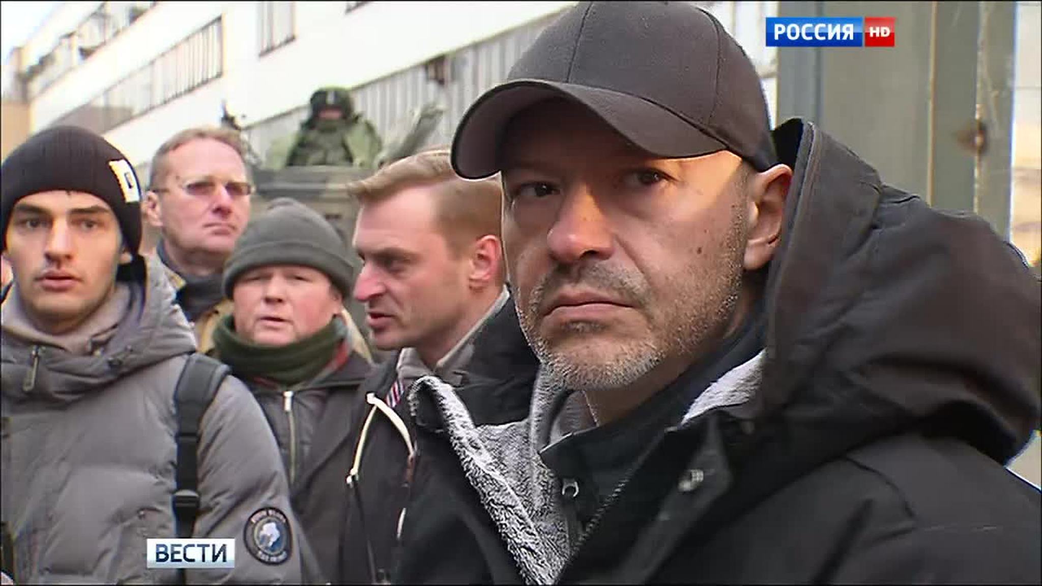 Любовь на фоне хаоса: журналисты попали на съемки самого засекреченного российского фильма