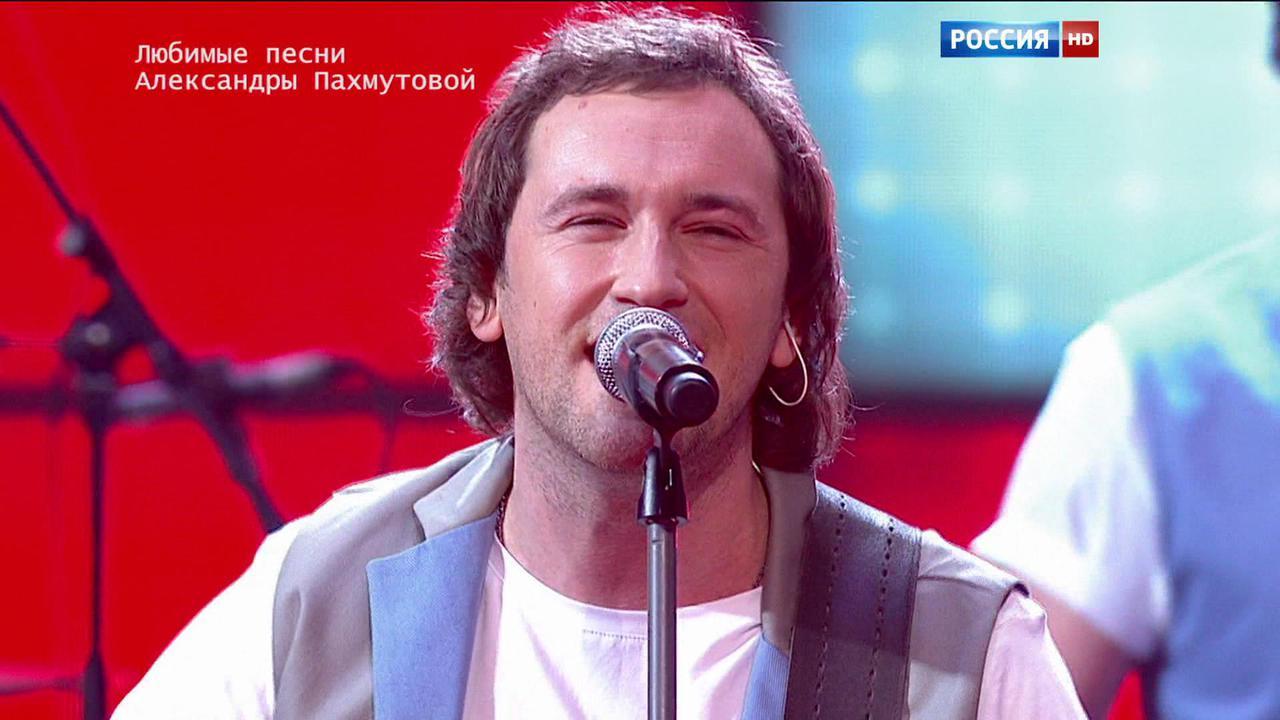 Эфир от 26.12.2015. Группа "После 11" с песней "Птица счастья"