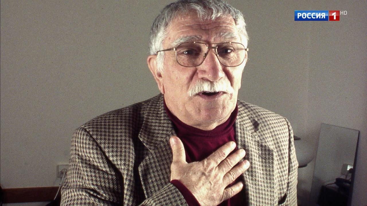 Друзья Джигарханяна проверят лекарства, которыми его "пичкала" молодая жена