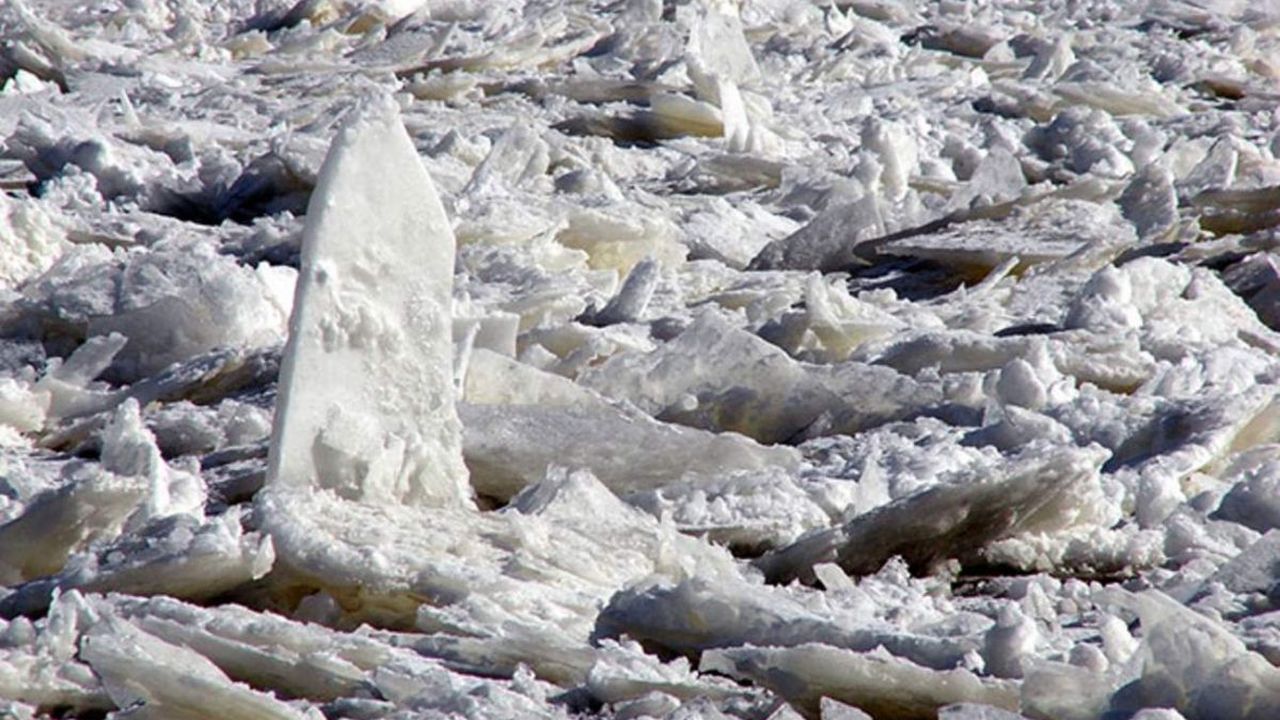 Взрывные работы помогли разрушить ледовый затор у Среднеколымска