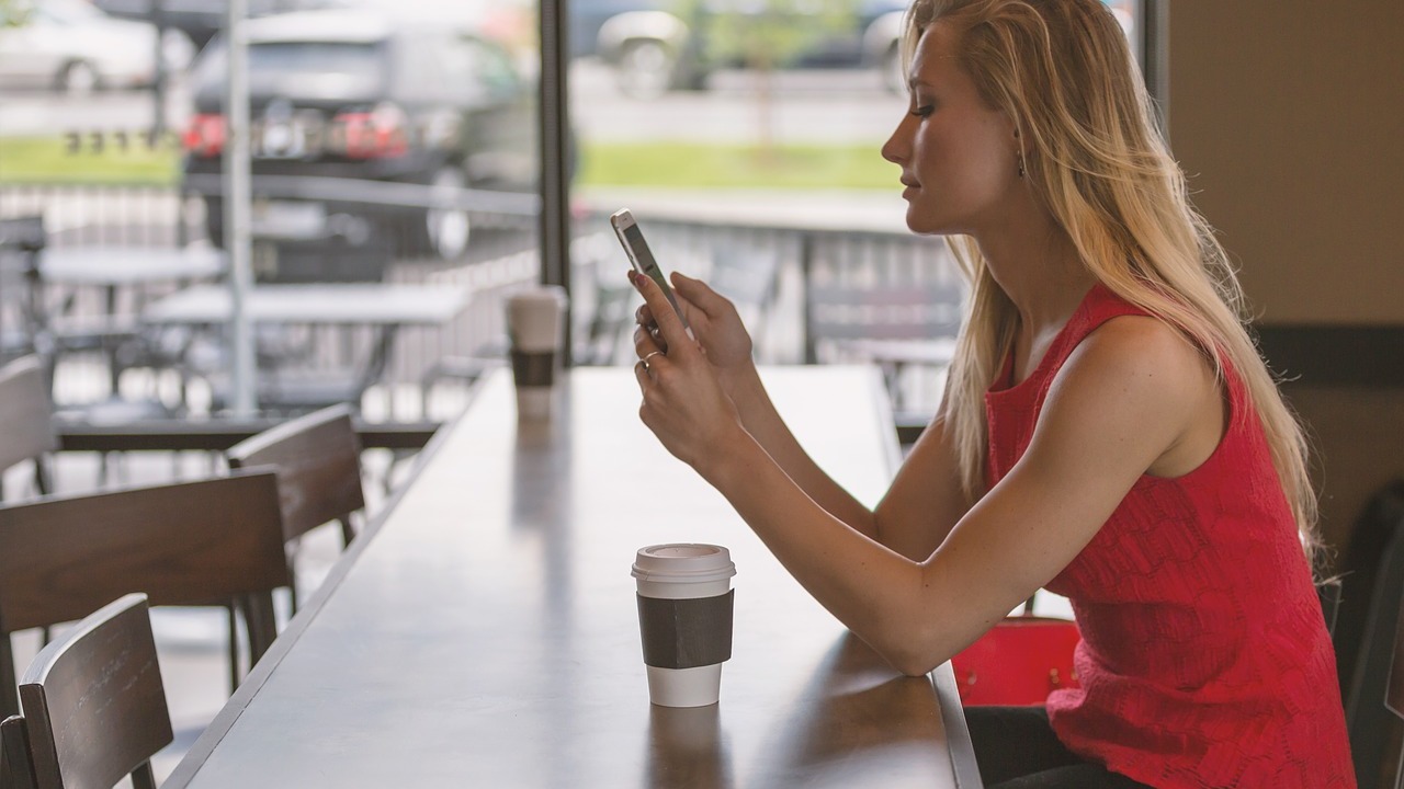 Россиян предупредили о взломах смартфонов через общественные Wi-Fi и зарядку