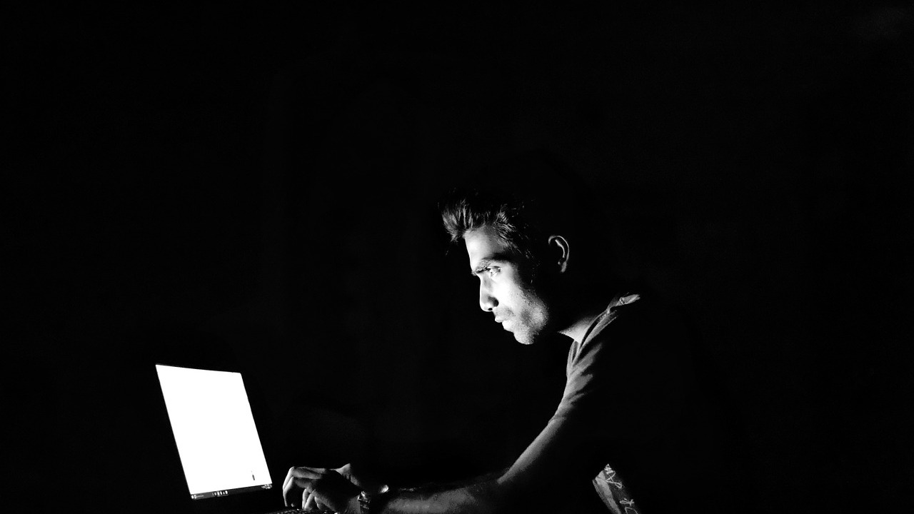 Россиян проинформировали, как распознать мошенников при покупках в Интернете