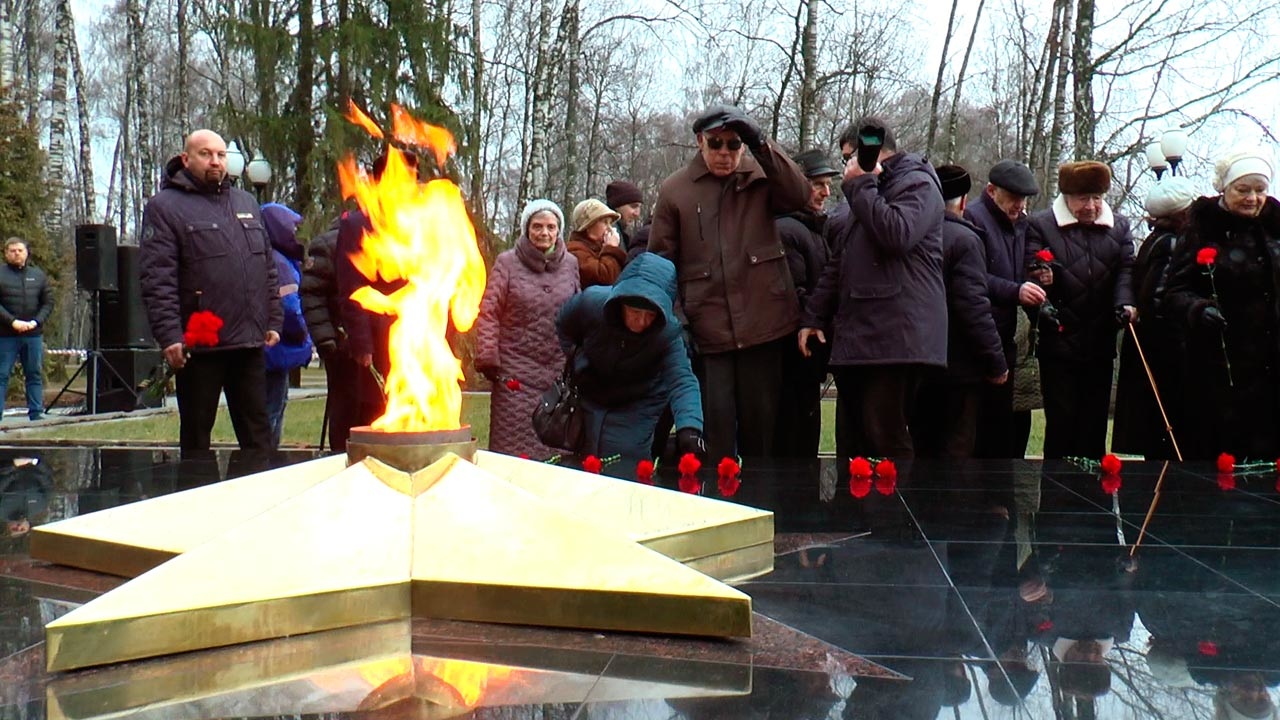 Вечный огонь вновь зажгли на обнинском мемориале