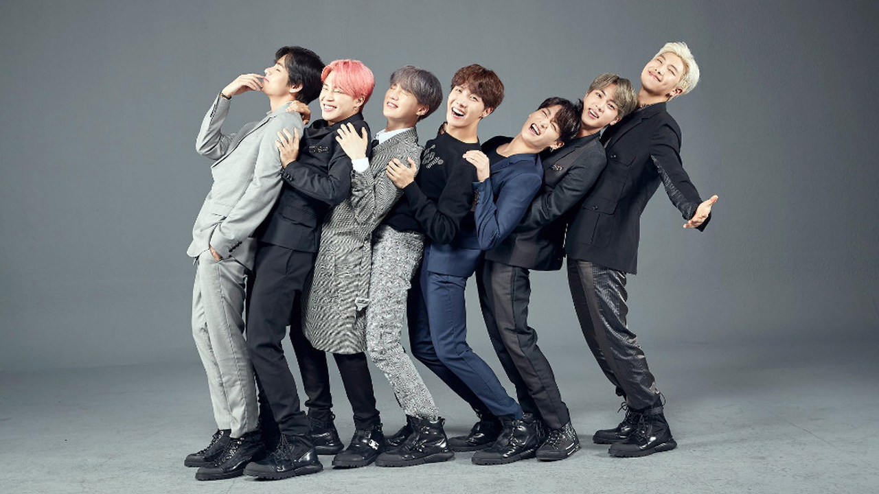 Участники k-pop группы BTS отправляются служить в армию