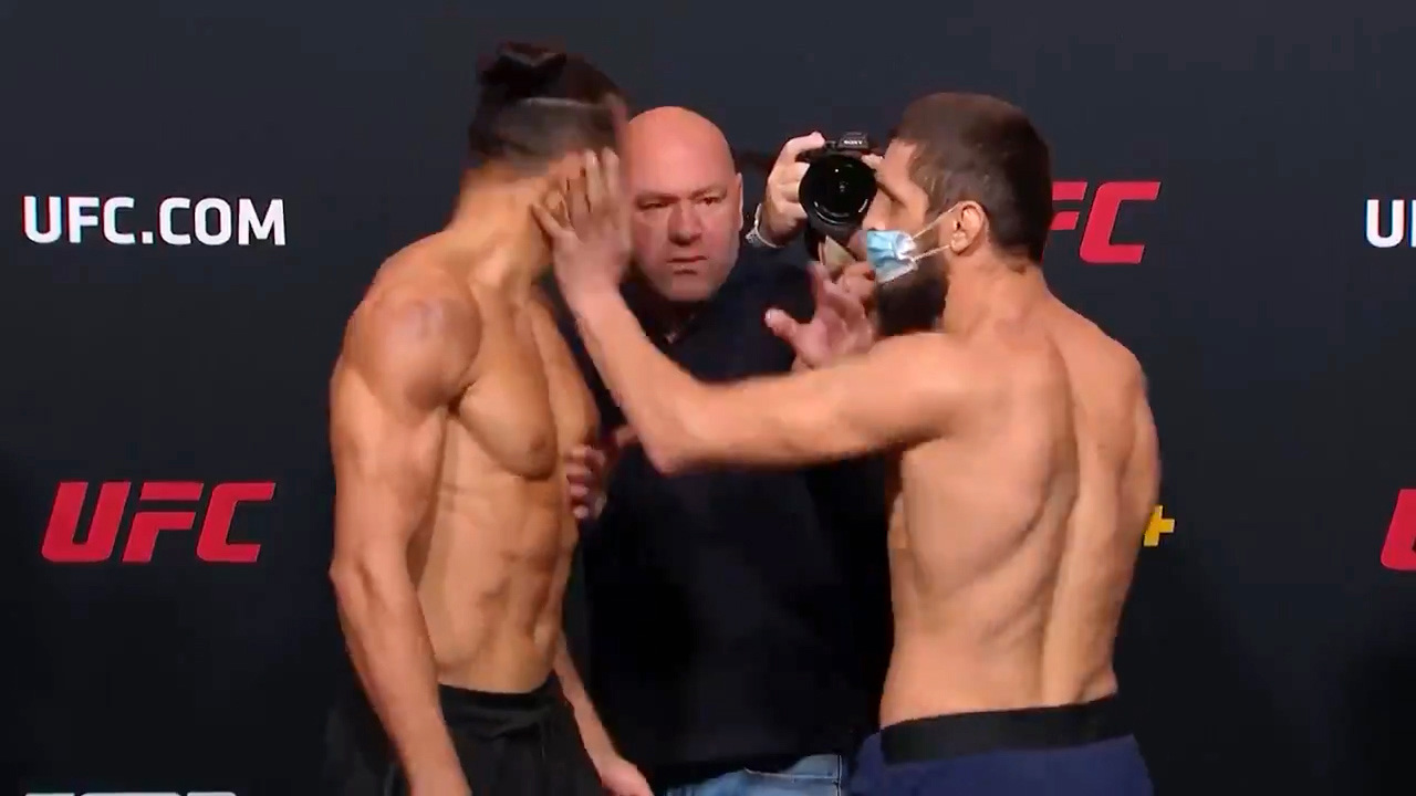 Российский боец UFC ударил соперника на дуэли взглядов. Видео