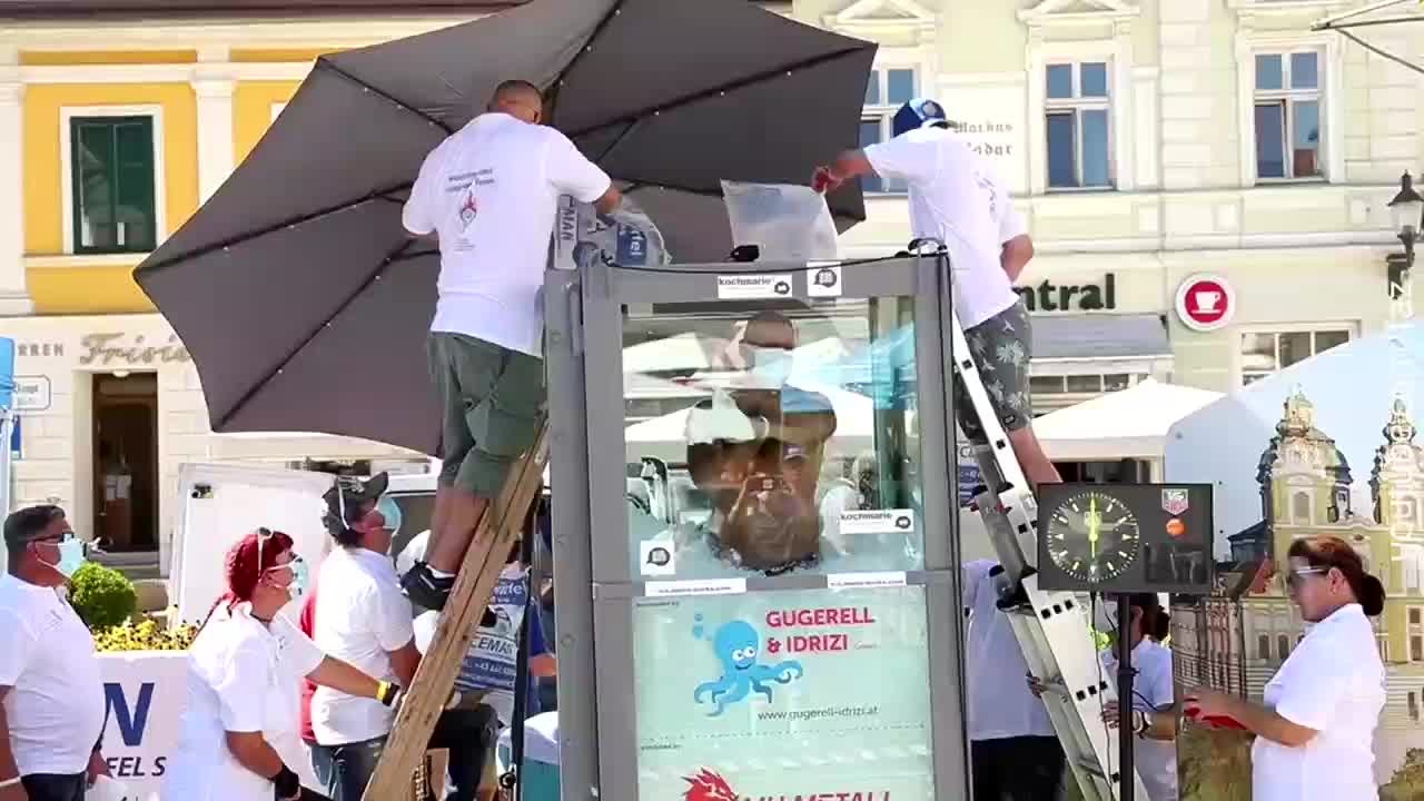 Австриец ради идеи просидел в кабине со льдом 2,5 часа