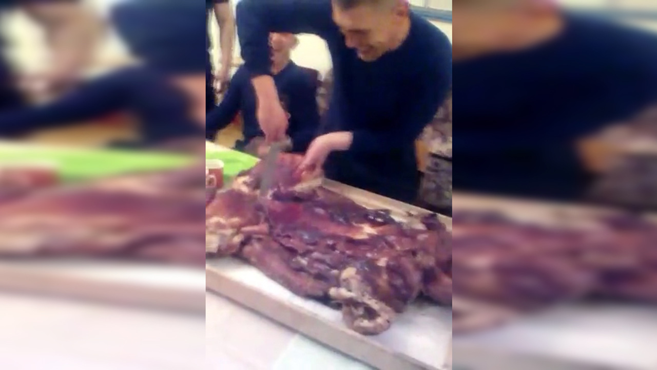 Заключенные кузбасской колонии устроили пир с запеченным поросенком