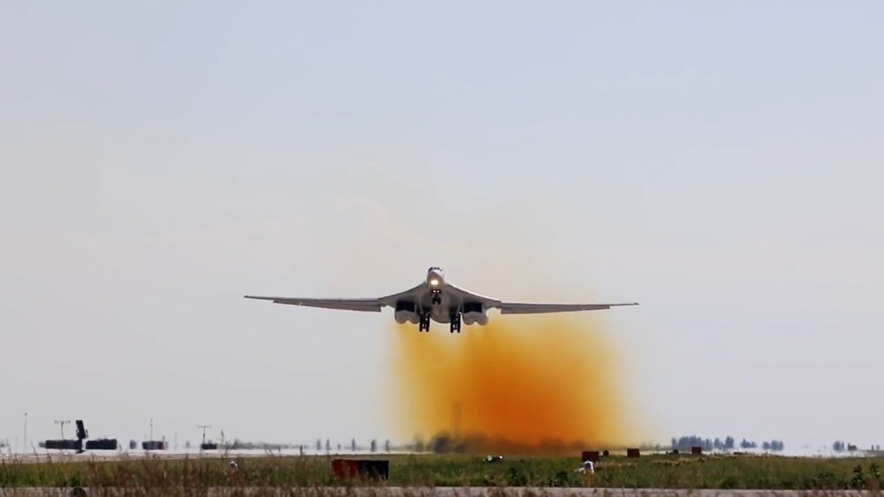 Российский истребитель посадил угнанный самолет на учениях ПВО