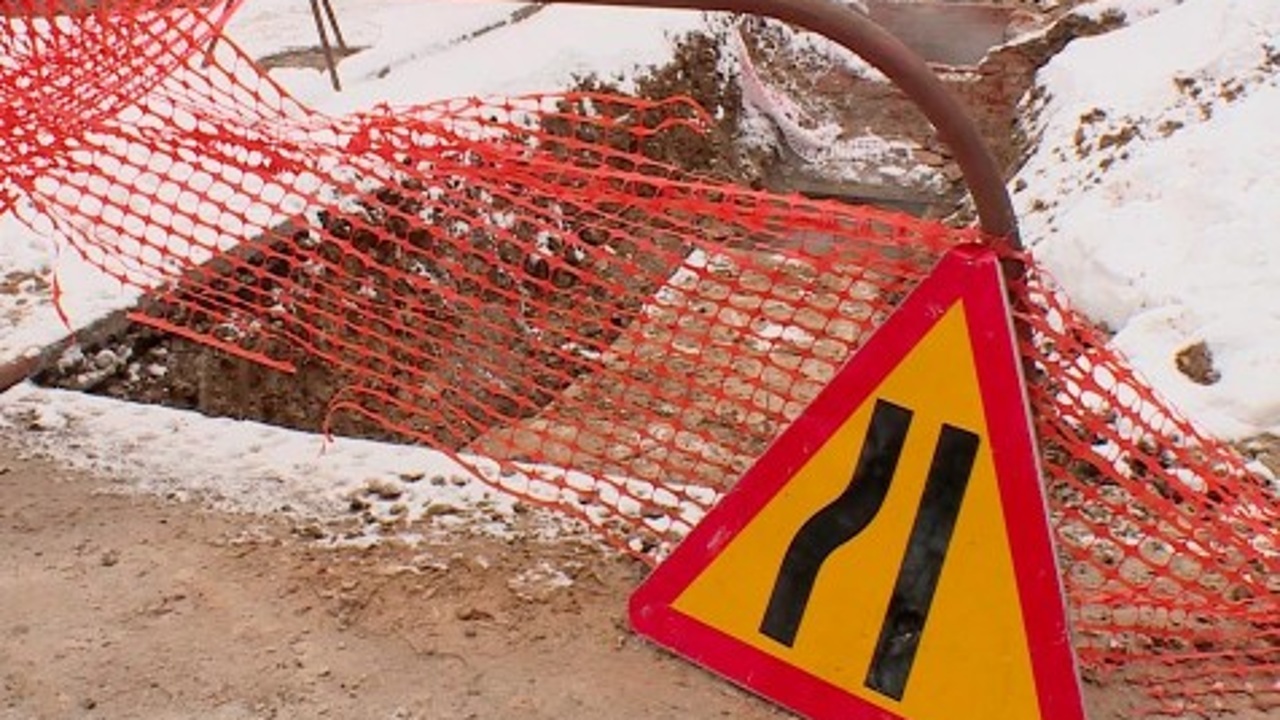 Разрытая теплотрасса на переулке Горького две недели отапливает улицу