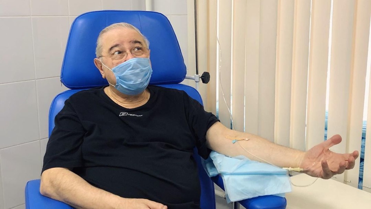 Евгений Петросян сфотографировался в больнице под капельницей
