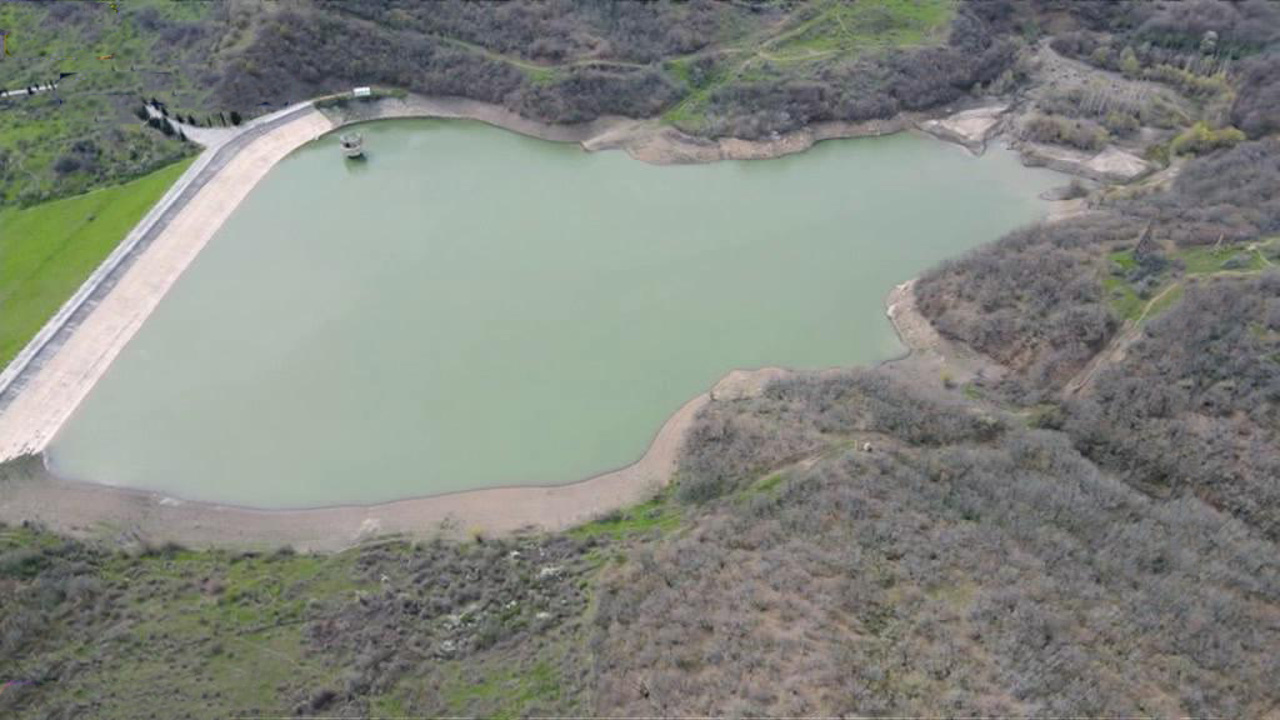Село в Крыму затопило из-за перелива воды через дамбу