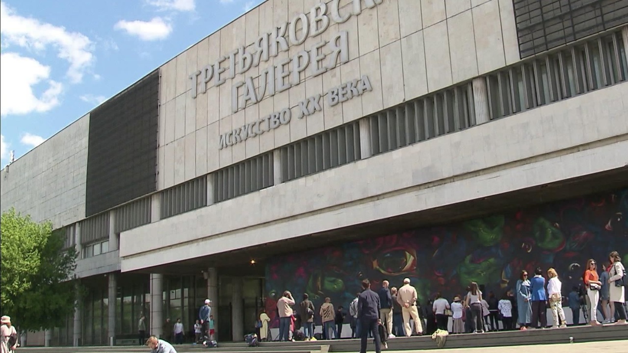 Огромный мурал появился на фасаде Третьяковской галереи на Крымском валу