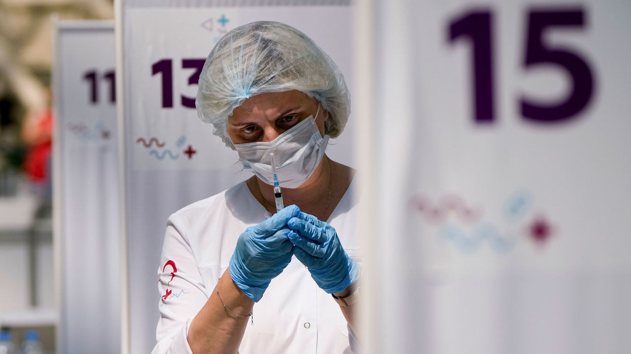 ФМБА назвали сроки начала клинических исследований вакцины от COVID-19