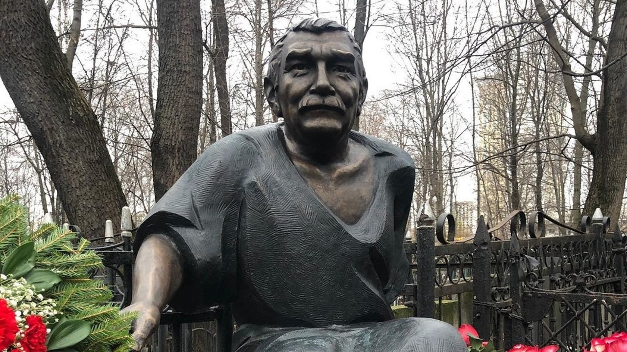 Памятник Армену Джигарханяну открыли на Ваганьковском кладбище