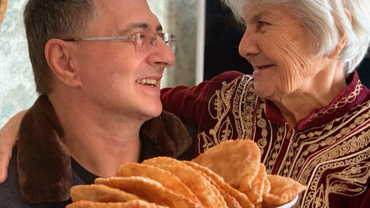 Александр Мясников признался, что обращается за советами к покойной маме