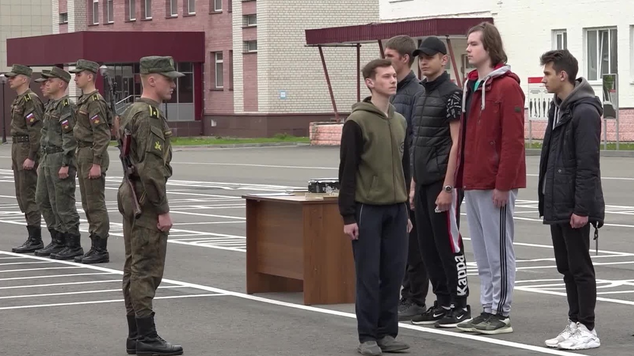 Смоленским школьникам показали будни курсантов