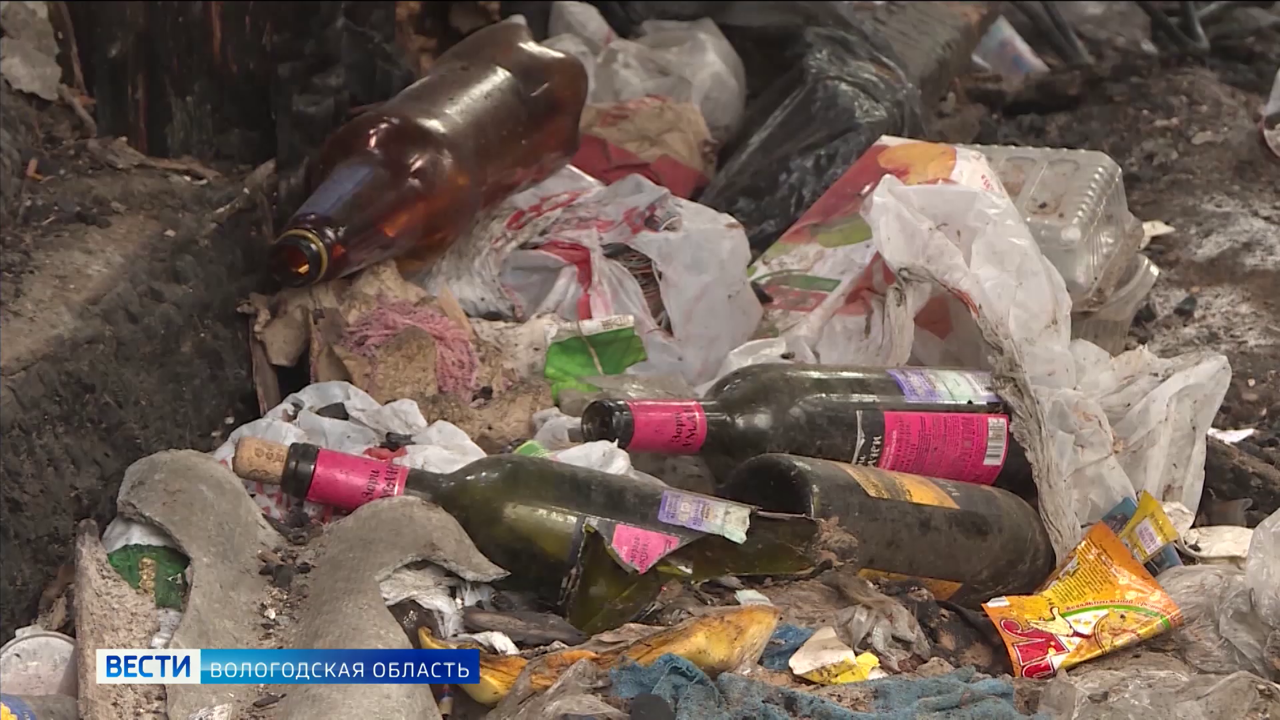 Огромная свалка мусора образовалась на пепелище рядом с поликлиникой в Вологде
