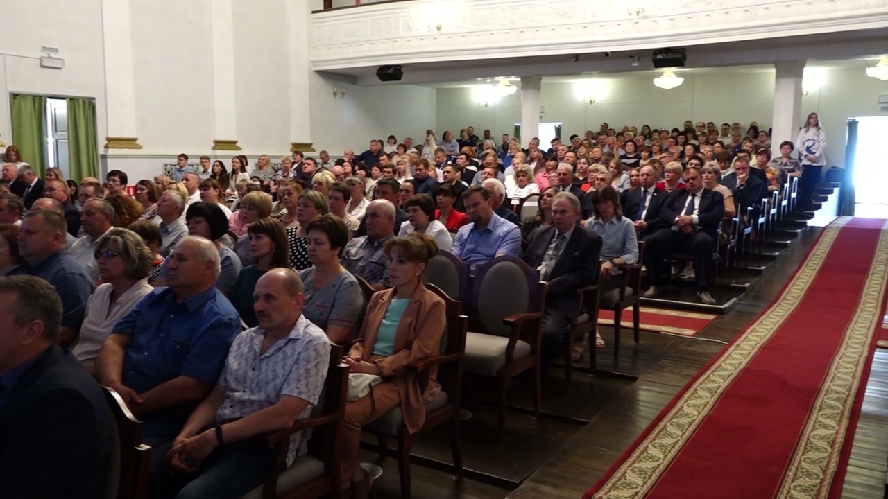 Большая встреча кандидатов "Единой России" проходит на форуме в Великих Луках