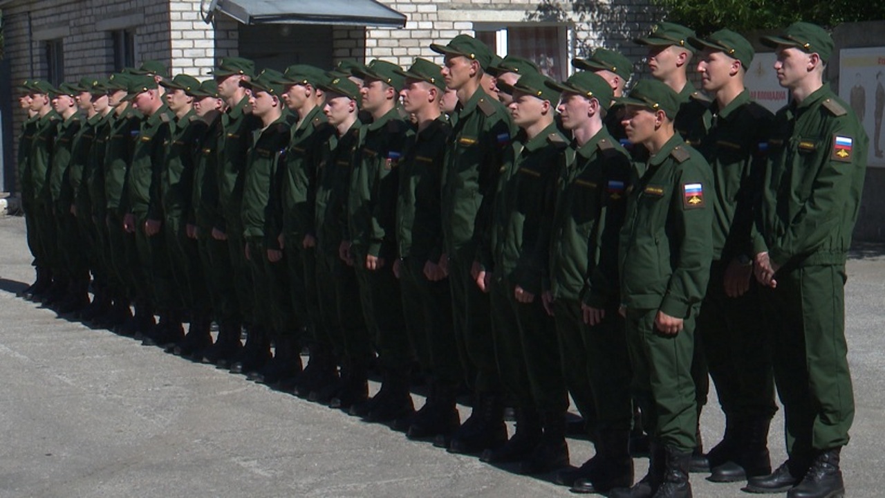 В Пскове торжественно проводили очередную команду призывников