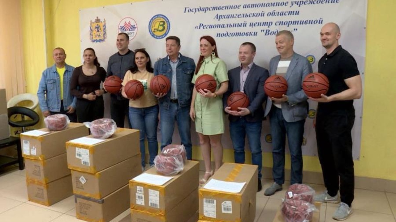 13 спортшкол региона получат профессиональные баскетбольные мячи